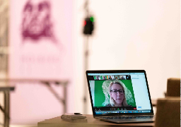 Lærerprisvinner Kjersti Gjerde Brekklund presenterer sin rapport på skjerm, på en PC plassert foran Holbergprisen i skolen-logoen. Foto: Thor Brødreskift