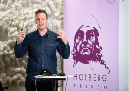 Magnus Hoem Iversen presenterer på lærerseminaret. Foto: Thor Brødreskift