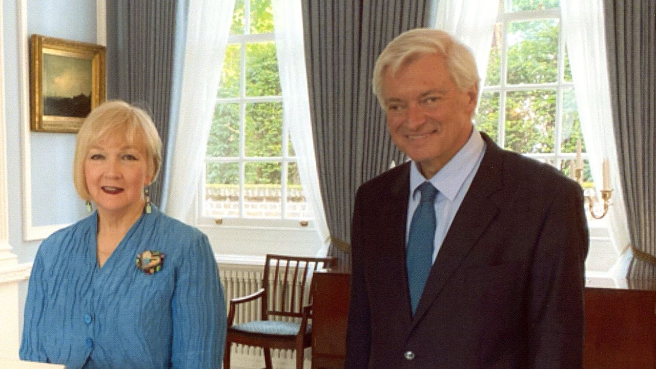 Overrekkelsesseremonien for Griselda Pollock (t.v.) fant sted ved Norges Ambassade i London. Hun fikk overrakt prisen av Norges ambassadør i Storbritannia, Wegger Chr. Strømmen (t.h.). (Foto: Privat)