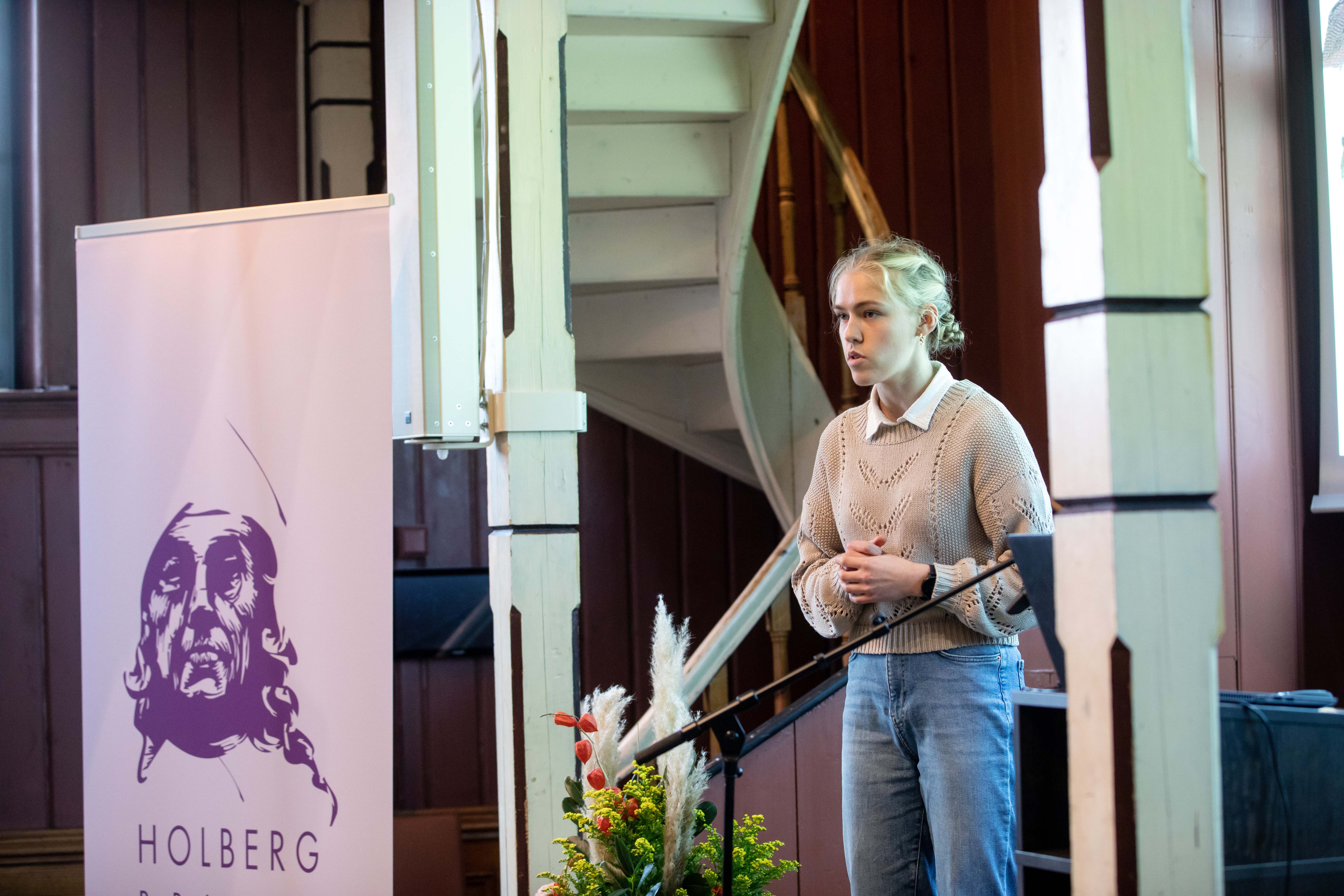 Helene Randem Lunde presenterer oppgaven sin under Holbergprisen i skolens fagdag. Foto: Eivind Senneset