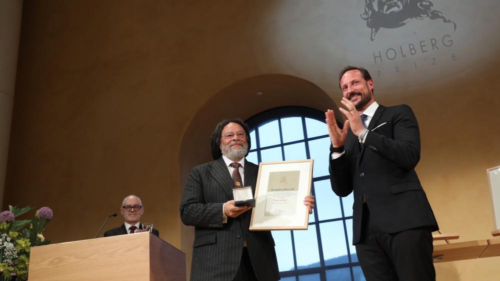 H.K.H. Kronprins Haakon overrekker Holbergprisen til professor Paul Gilroy.