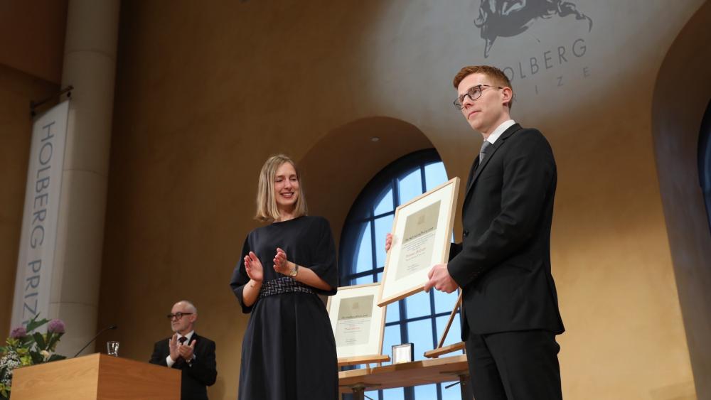 Nils Klim-prisvinner Finnur Dellsén mottar prisen fra forsknings- og høyere utdanningsminister Iselin Nybø.