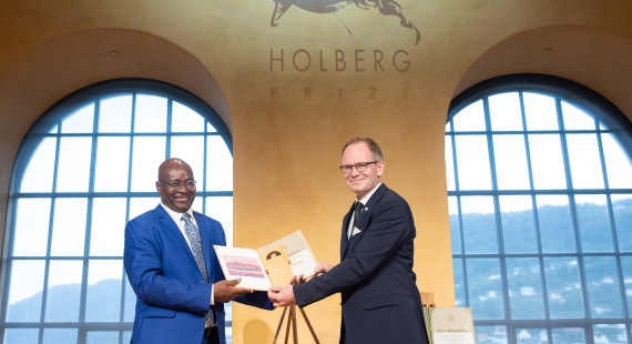 Holbergprisvinner Achille Membe holdt sin takketale under prisutdelingen 6. juni 2024. (Foto: Eivind Senneset.)