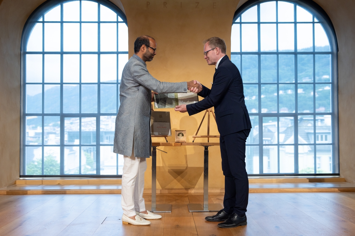 Siddharth Sareen og Oddmund Hoel på prisutdelingsseremonien. Foto: Eivind Senneset / Holbergprisen.