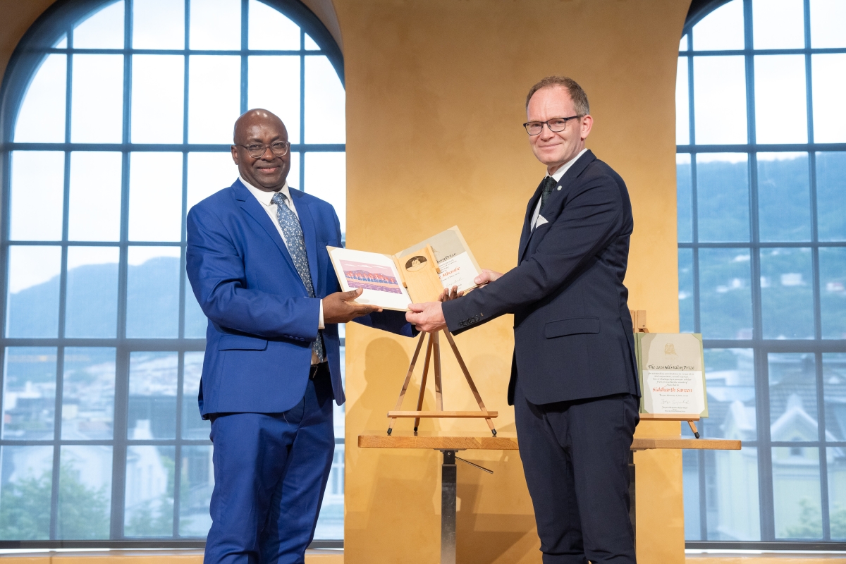 Achille Mbembe og Oddmund Hoel under prisutdelingsseremonien. Foto: Eivind Senneset / Holbergprisen