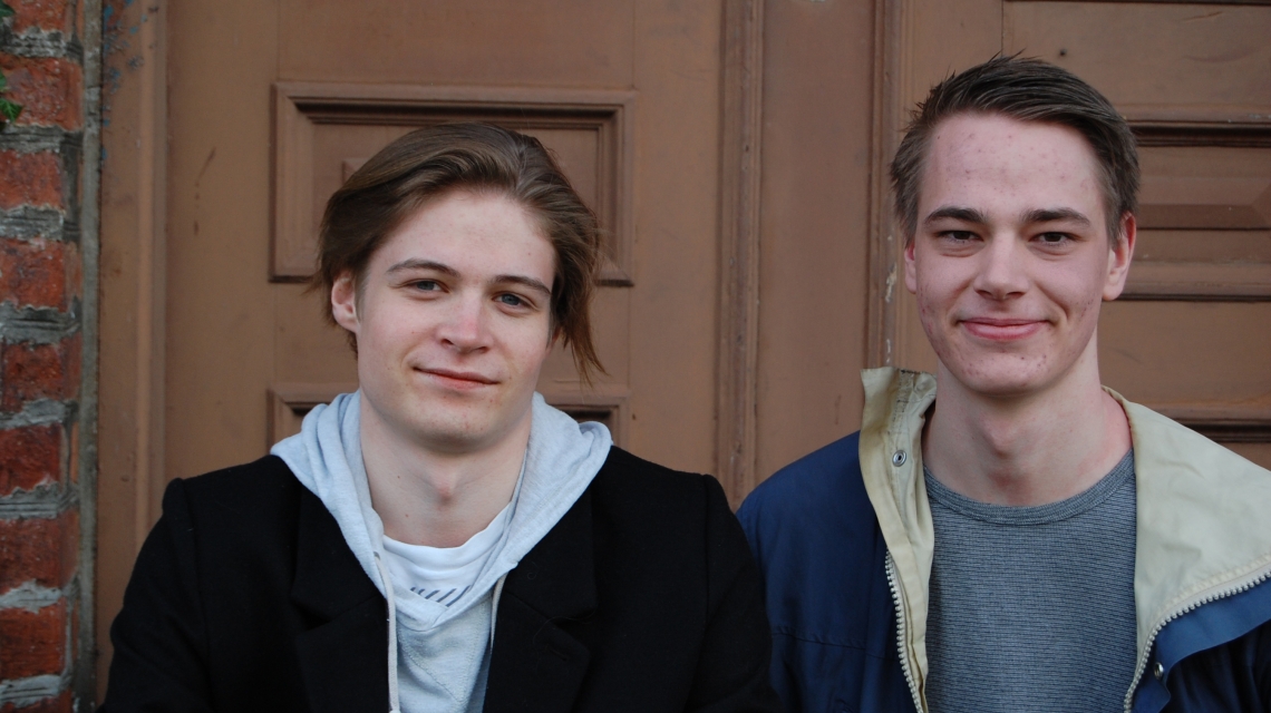 Vinnerne av Holbergprisen i skolen 2013: Benjamin Aanes (t.v.) og Håvard Dingen. Foto: Barbara Wendelbo