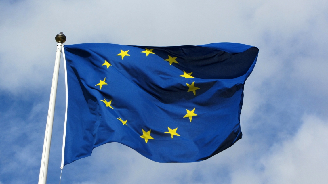 Europeisk flagg. By MPD01605 [CC BY-SA 2.0 (http://creativecommons.org/licenses/by-sa/2.0)], via Wikimedia Commons