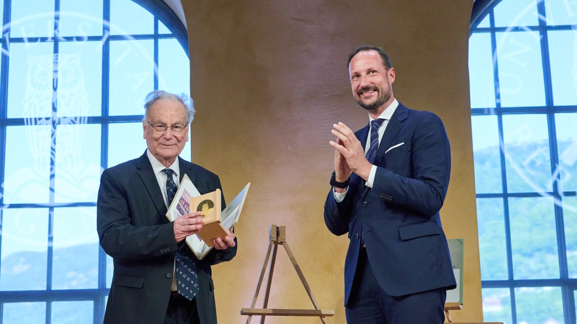 Joan Martinez-Alier mottok Holbergprisen av H.K.H Kronprins Haakon den 8. juni, 2023. (Foto: Eivind Senneset.)