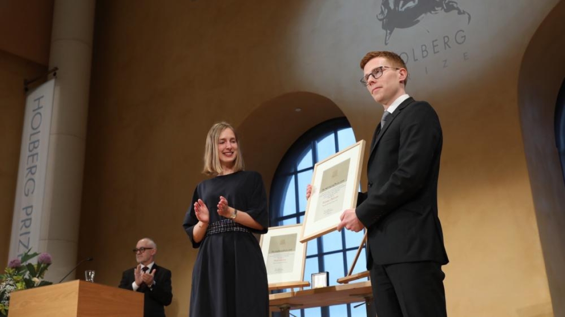 Nils Klim Laureate Finnur Dellsén receives the Prize from the Norwegian Minister of Research and Higher Education, Iselin Nybø.