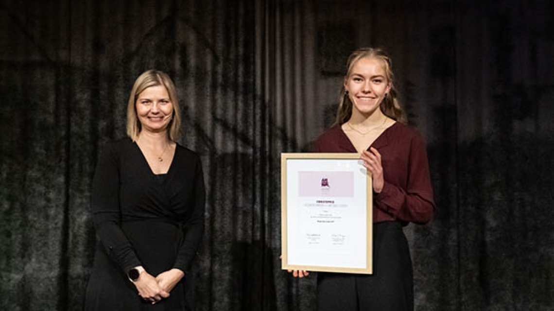 Kunnskaps- og integreringsminister Guri Melby overrekker diplom til førsteprisvinner Helene Randem Lunde. Foto: Thor Brødreskift