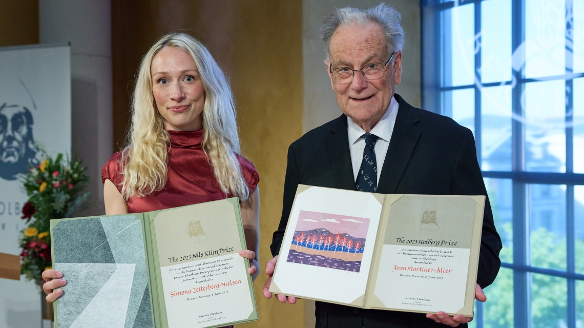 Holbergprisvinner Joan Martinez-Alier og Nils Klim-prisvinner Simona Zetterberg-Nielsen. 