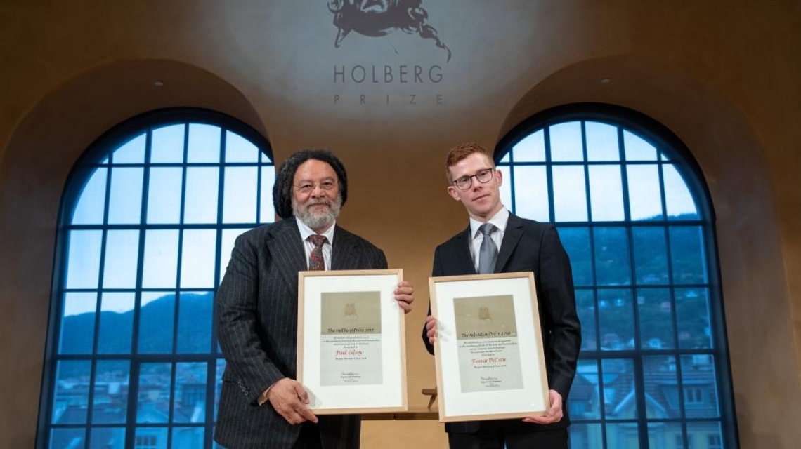 Holbergprisvinner Paul Gilroy og Nils Klim-prisvinner Finnur Dellsén mottar sine priser i Universitetsaulaen i Bergen.