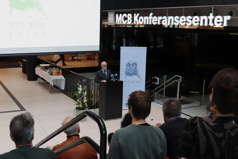 Styreleiar Sigmund Grønmo på talerstolen ved kunngjeringa i 2019. Foto: Holbergprisen