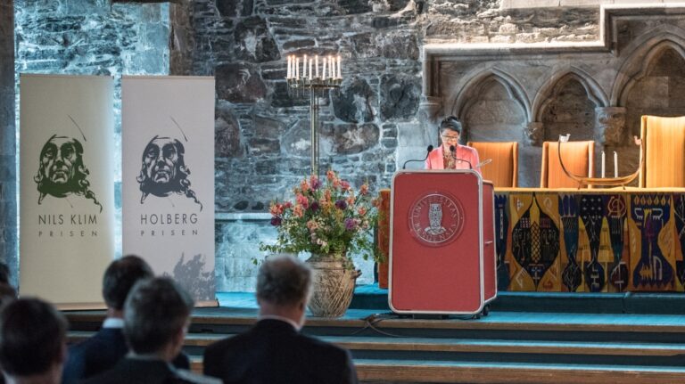 Marina Warner på talerstolen i Håkonshallen. Foto: Ole Kristian Olsen.